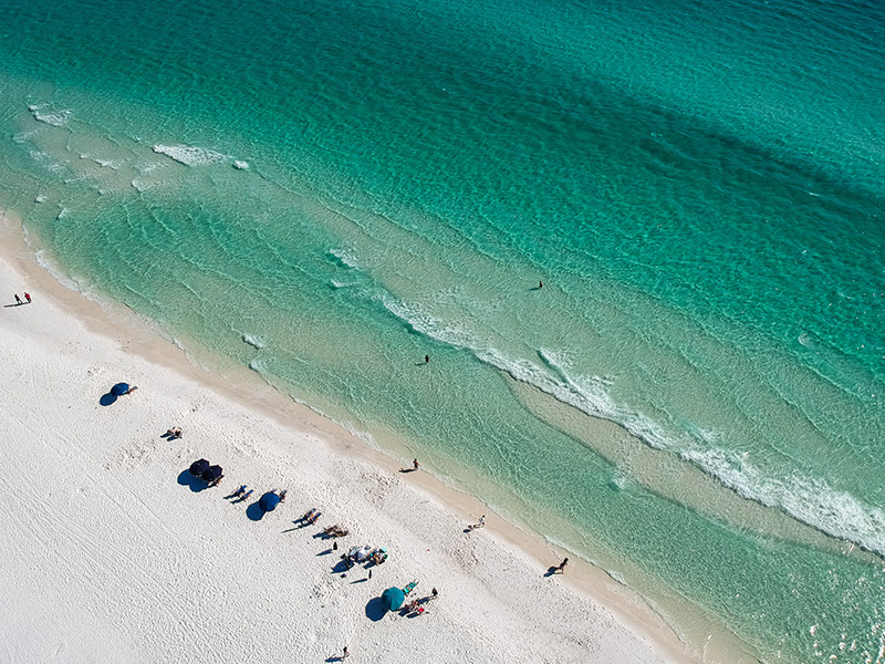 Turquoise waters along a sandy Florida Beach. Deltona Homes leads you through the best summer activities in Florida